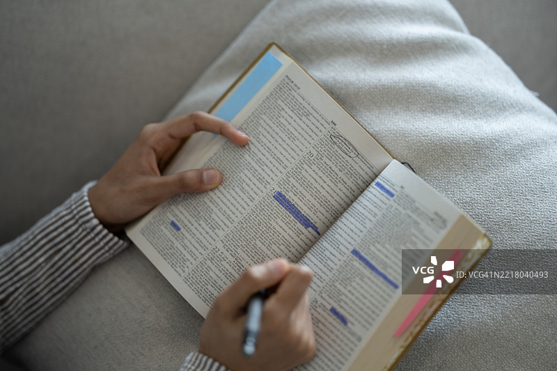 个人成长与反思中强调和研究宗教文本的人图片素材