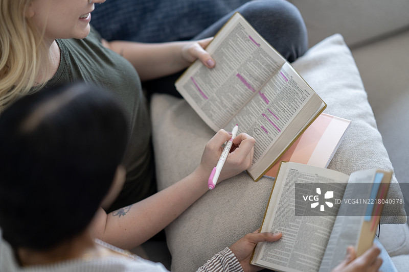 两个人一起专注于圣经学习的时光图片素材