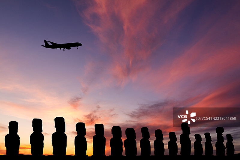 拉诺拉拉库的摩艾雕像与日落时分的飞行飞机。智利，复活节岛图片素材