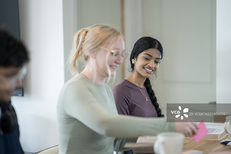 年轻人在明亮的现代工作空间中合作图片素材