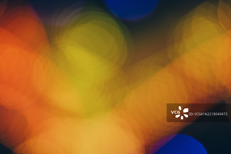 夜晚黑色抽象背景上的虚焦彩色灯光图片素材