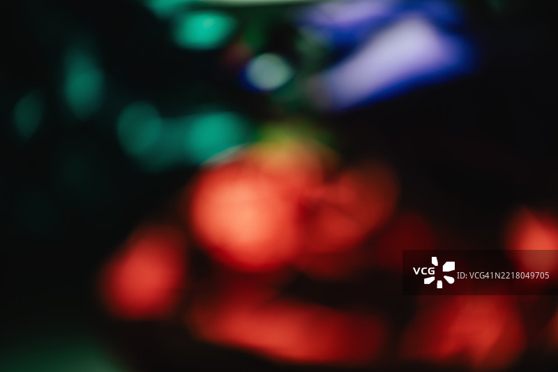 夜晚黑色抽象背景上的虚焦彩色灯光图片素材