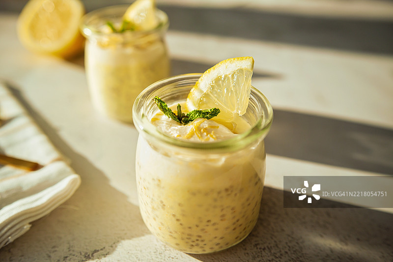 晨光中的柠檬奶油派奇亚布丁，留有空白空间图片素材