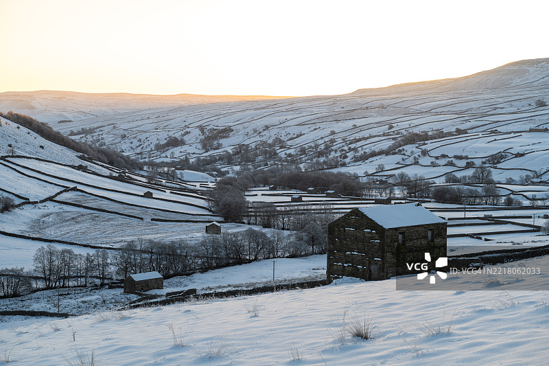 雪谷中的日出。图片素材
