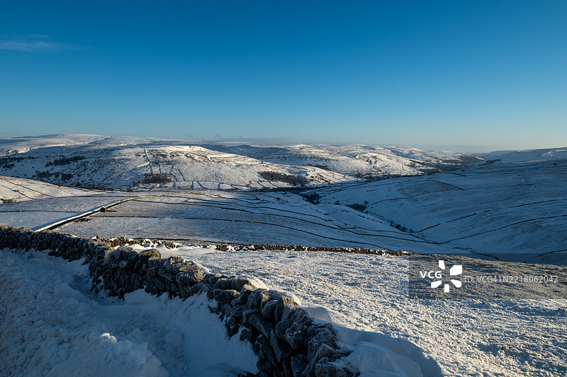 约克郡山谷中的雪覆盖的山谷图片素材
