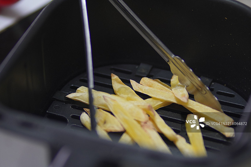 空气炸锅中的薯条图片素材