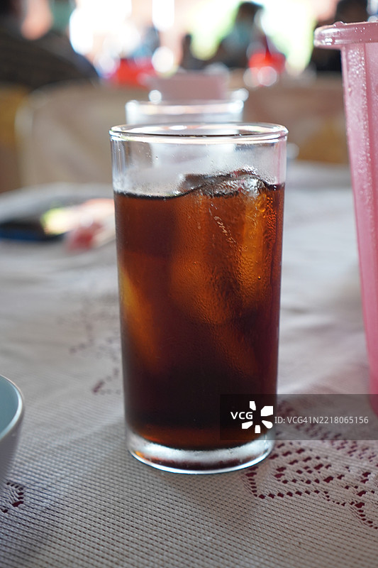 冰可乐在玻璃杯中图片素材