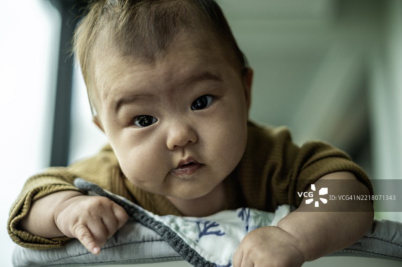 一个三个月大的宝宝在微笑图片素材