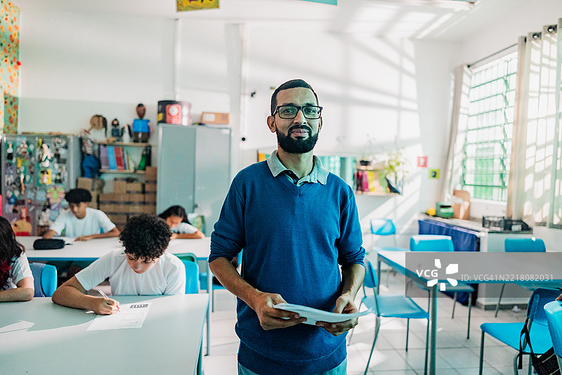 中年教师在教室里的肖像图片素材