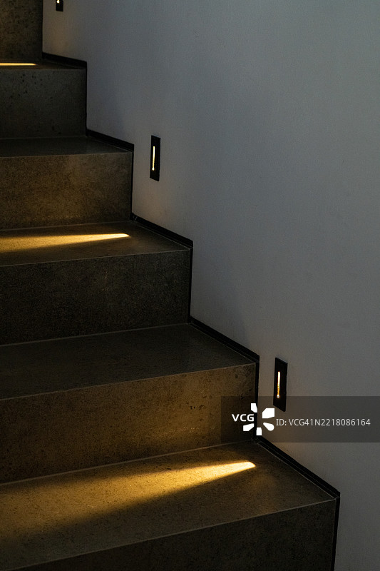 现代楼梯与集成照明图片素材