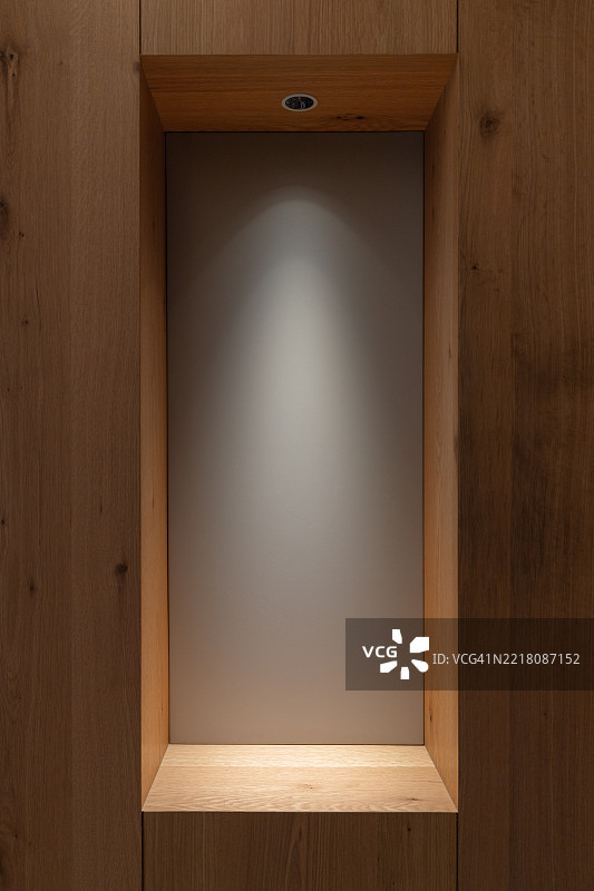 柔和光线下的木框架图片素材