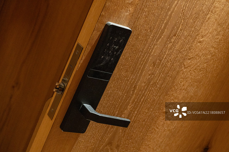 木质表面的黑色门把手图片素材