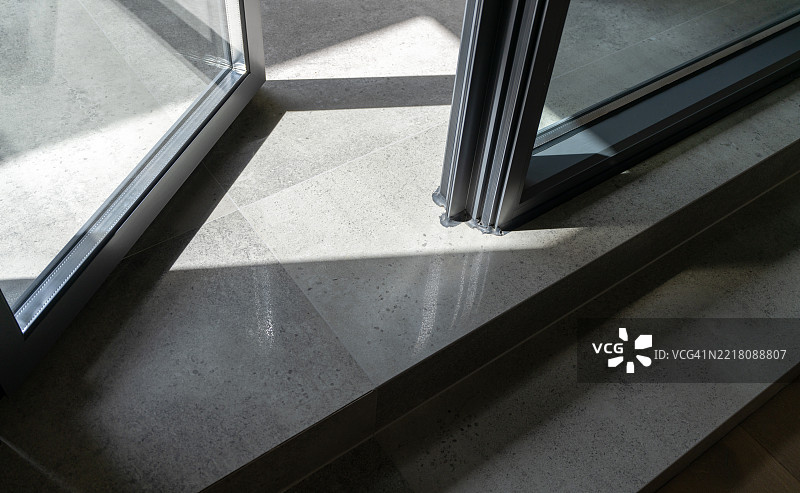 玻璃门和地面的影子游戏图片素材