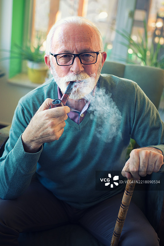 抽烟斗的老年男子图片素材