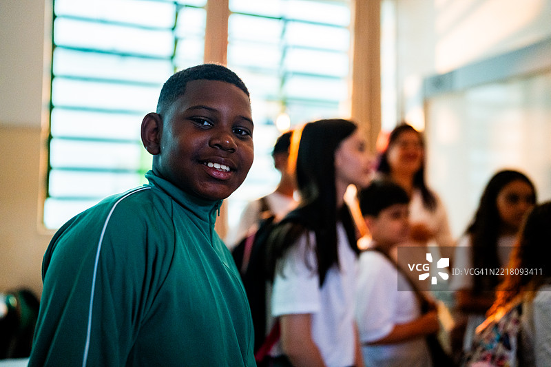 教室里一个男孩的肖像图片素材