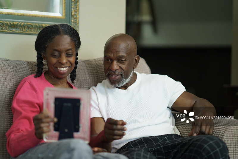 成熟夫妇在沙发上享受美好时光图片素材