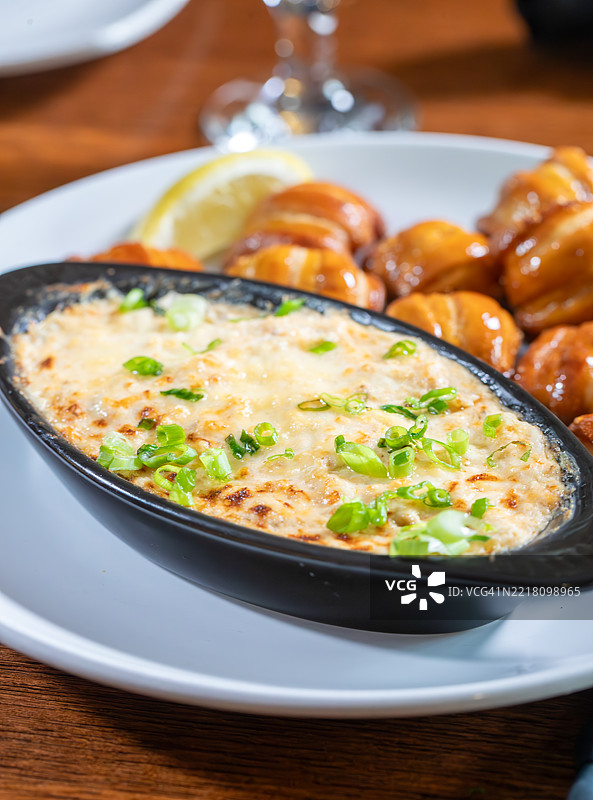 蟹肉蘸酱和椒盐卷饼小吃图片素材