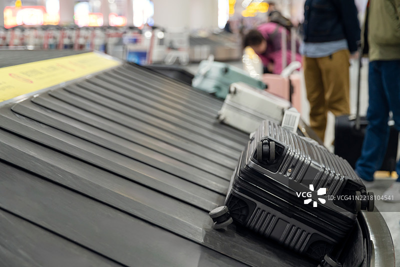 机场传送带上的行李。图片素材