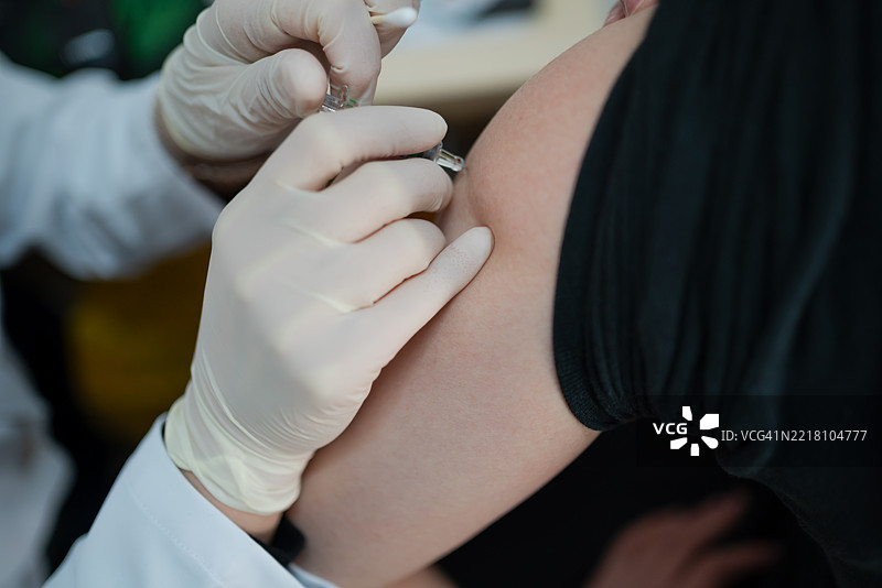 年轻人正在接种疫苗。图片素材
