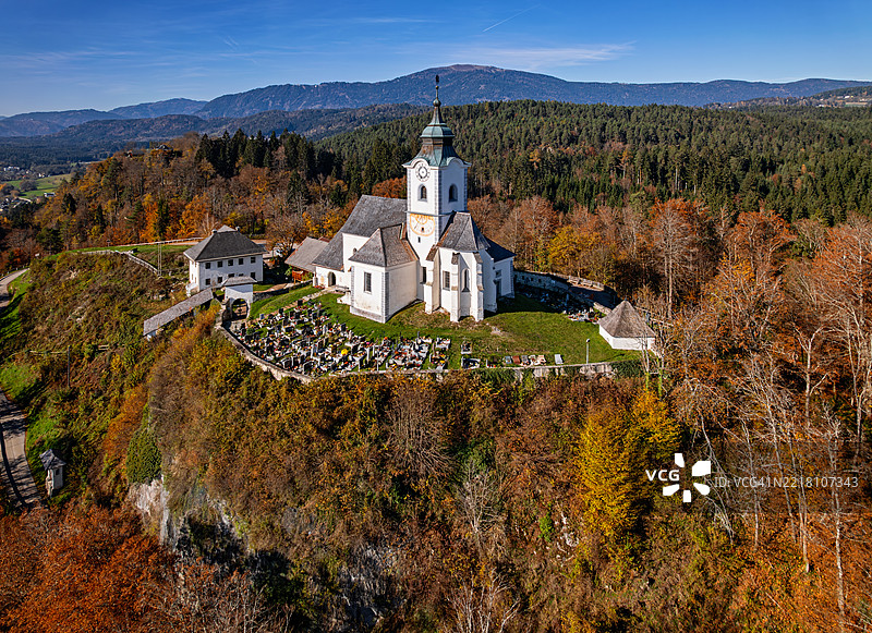 奥地利卡恩滕州秋季山顶的斯特恩贝格教堂鸟瞰图图片素材