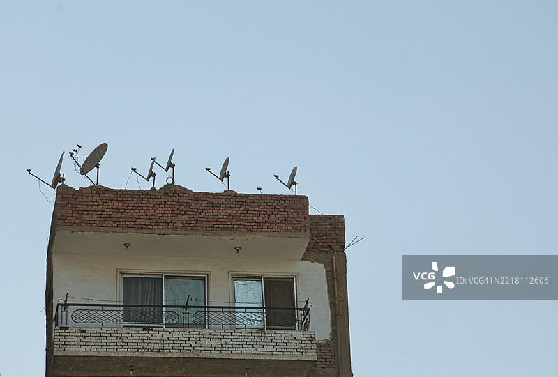 屋顶上覆盖着卫星天线。图片素材
