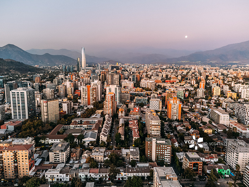 智利圣地亚哥日落时分的高空城市景观图片素材