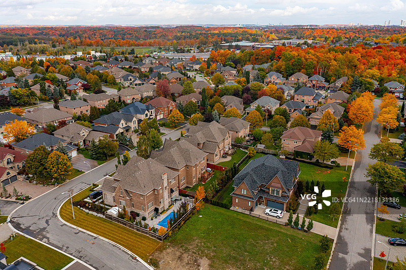 加拿大伍德布里奇的博伊德公园和伊斯灵顿大道的多彩树叶图片素材
