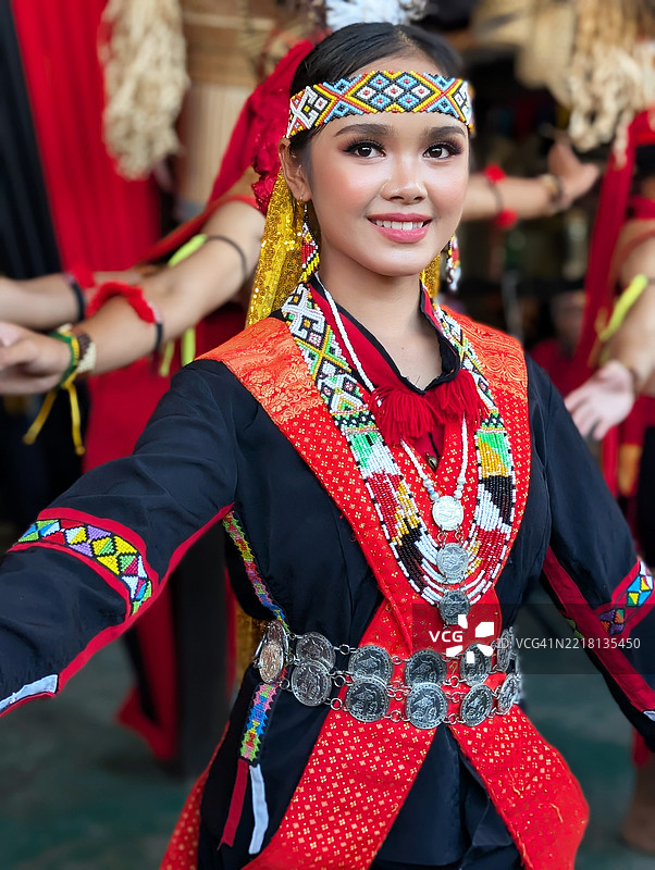 身穿林安邦林昂基特卡林服饰的卡达赞杜顺穆鲁特女孩肖像图片素材