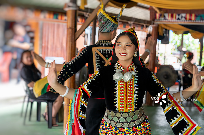 快乐的卡达赞杜顺丁达尔女孩穿着科塔贝鲁德的西尼帕克服装，参加在亚庇举行的卡马坦丰收节。图片素材