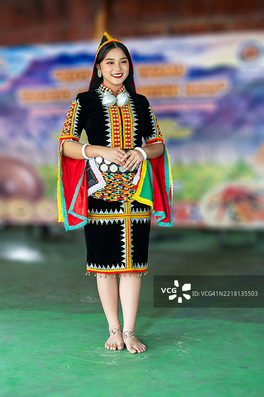 快乐的卡达山杜顺女孩穿着科塔贝鲁德的西尼帕克服装，参加在亚庇举行的卡马坦丰收节图片素材