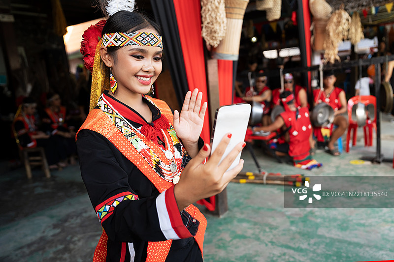 卡达赞·杜顺·穆鲁特女孩在卡亚曼特节期间穿着林安邦林安吉特卡林服装进行视频通话图片素材