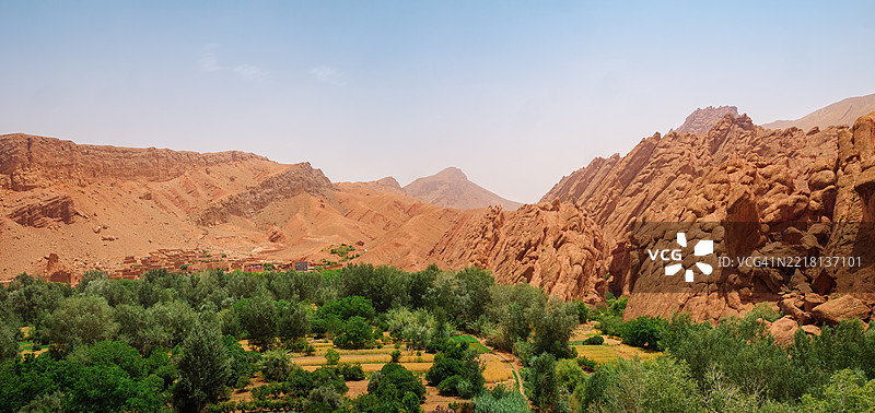 达德斯河床的全景，周围是名为猴指的岩石形成和阿伊特·乌格利夫村，位于达德斯河谷，布马尔内·达德斯（Boumalne-Dadès） - 丁吉尔省 - 德拉-塔菲拉勒 - 摩洛哥。图片素材