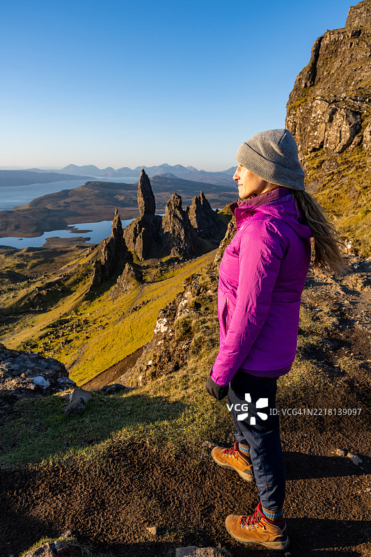 一位女性在日出时分徒步旅行，靠近斯托尔老人的地方。图片素材