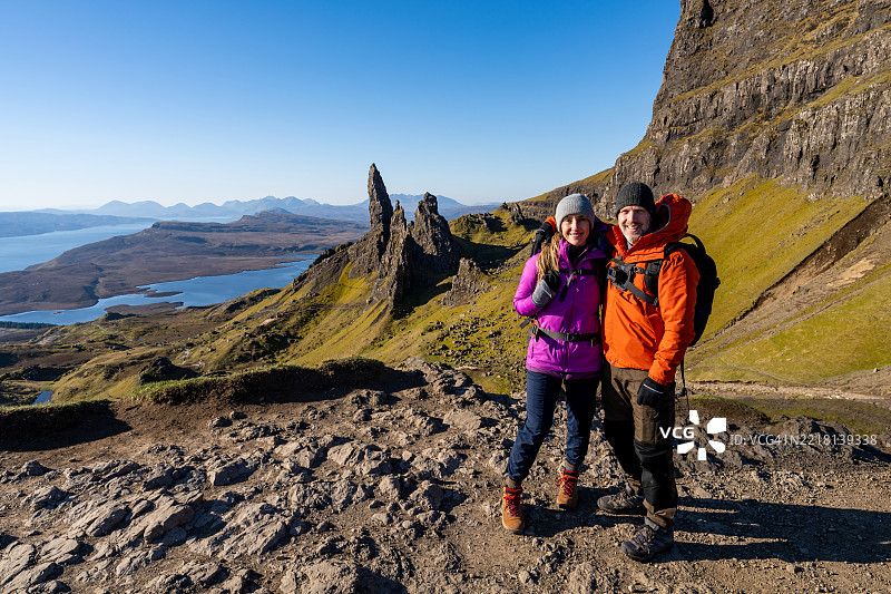 一对情侣在日出时分徒步旅行，靠近斯托尔老人的地方图片素材