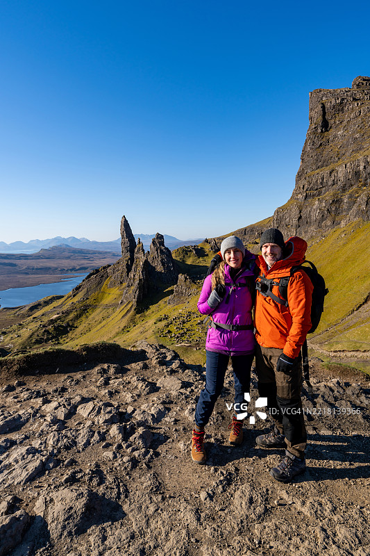 一对情侣在日出时分徒步旅行，靠近斯托尔老人的地方图片素材