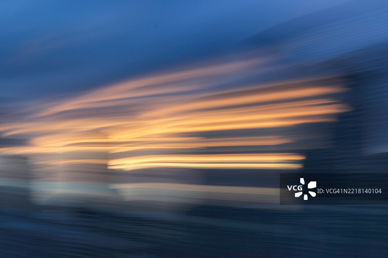 星际投影。日落城的维度转移图片素材