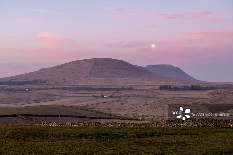 约克郡山谷的英格尔伯勒的黎明图片素材