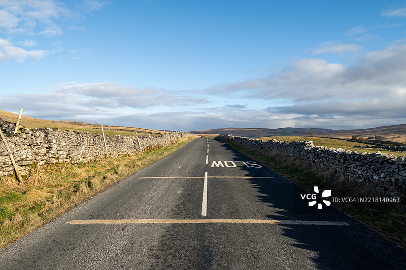 荒凉的沼泽地上的空旷道路图片素材