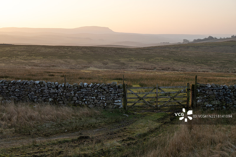 干石墙中的门图片素材