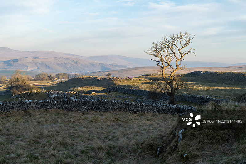 约克郡山谷中的晨光图片素材