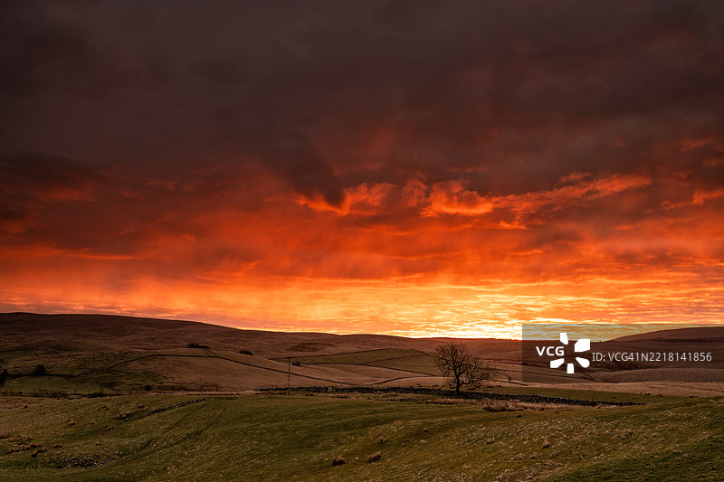 约克郡山谷的戏剧性日出图片素材