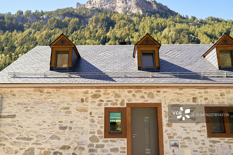 阿尔卑斯山中的石屋，带有石板屋顶和天窗图片素材