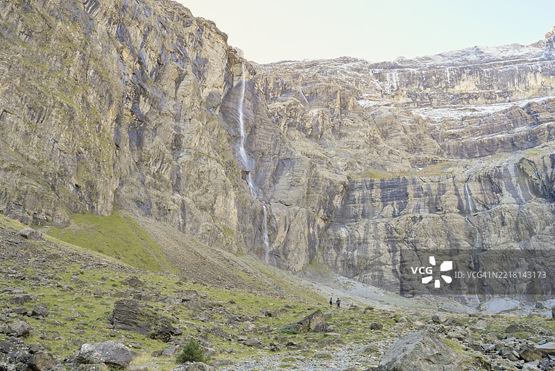 徒步旅行者在比利牛斯山脉的加瓦尔尼环形山探险图片素材