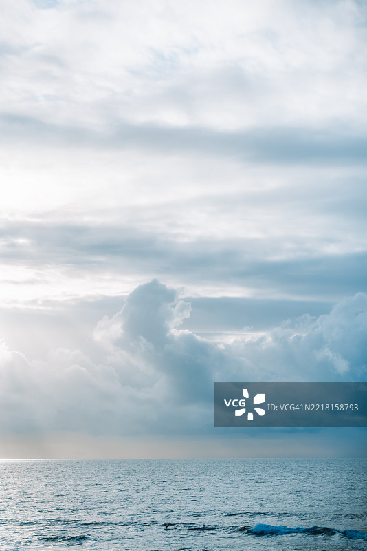 情绪化的海洋地平线与戏剧性的云层景观图片素材