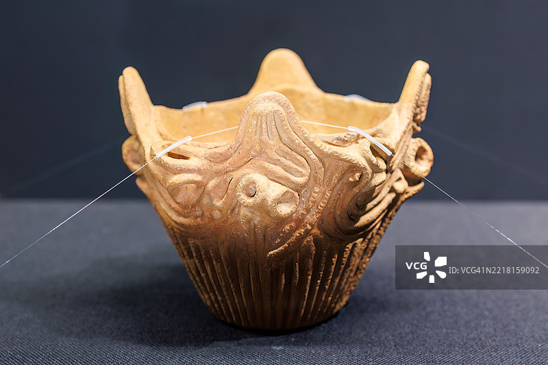 它基于约5000年前的绳文时代的火焰陶器，是一件国宝。图片素材