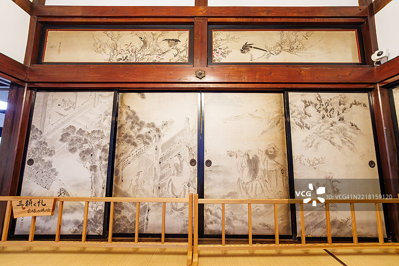 一幅描绘三国三位保护神传说的襖子画，展现了刘备拜访诸葛亮隐居之所的场景，身旁有关羽和张飞。图片素材