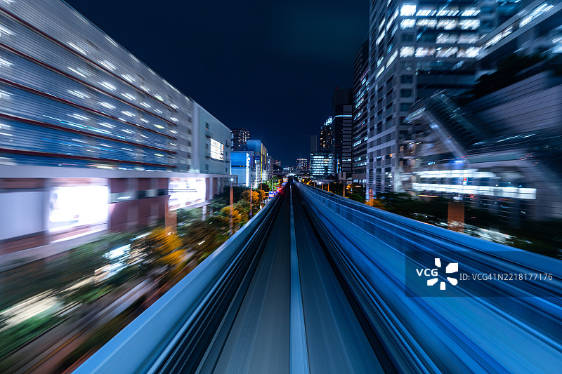 夜间高速单轨列车抵达东京站图片素材