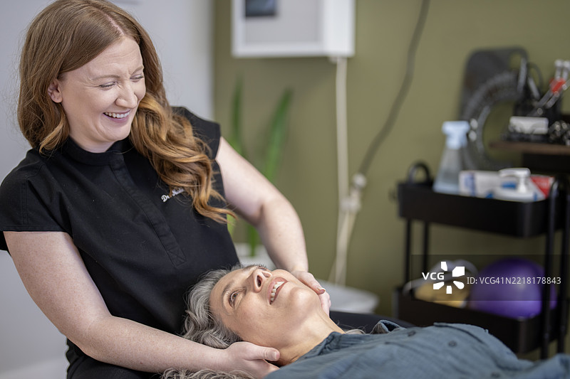 脊椎按摩师为患者提供专业的放松调整治疗。图片素材