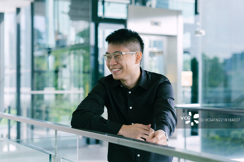 城市景观中的年轻商人肖像图片素材