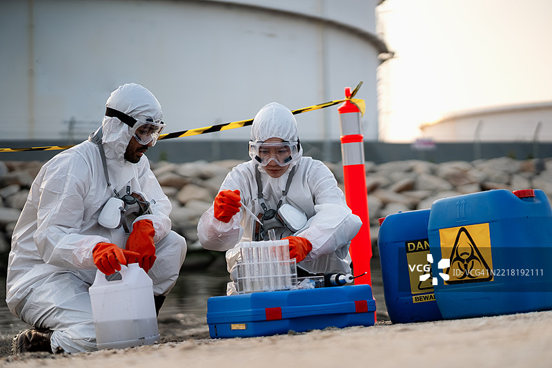 科学家或环保人士正在检查石油炼油厂周围的水和空气质量，以确定是否存在污染或泄漏。这反映了环境保护的意识。图片素材